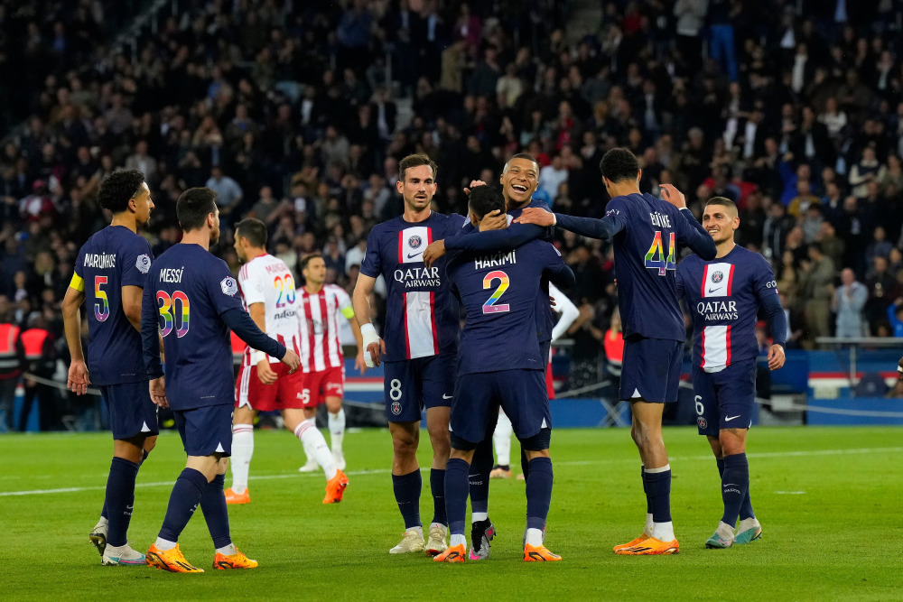 1, 巴黎圣日耳曼三球完胜摩纳哥，领跑法甲积分榜  